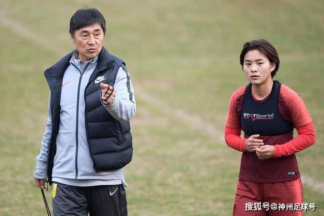 麦克马纳曼称赞亚马尔为同龄人中的顶尖选手